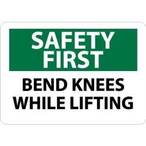  SIGNS BEND KNEES WHILE LIFTING
