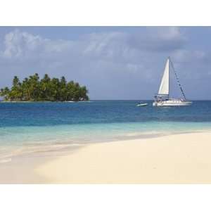 Panama, Comarca de Kuna Yala, San Blas Islands, Beach and Sailing Boat 