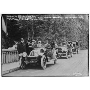 Tourists on Columbia River Rd.    French Vanderbilt party named on neg 