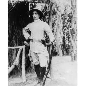photo Between savage and tiger. Man in khaki hunting costume with gun 