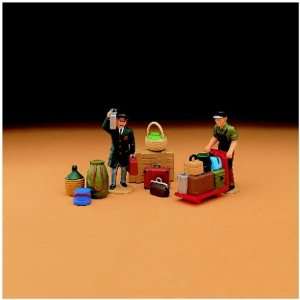  LGB G Scale Workers   Porters With Luggage Toys & Games